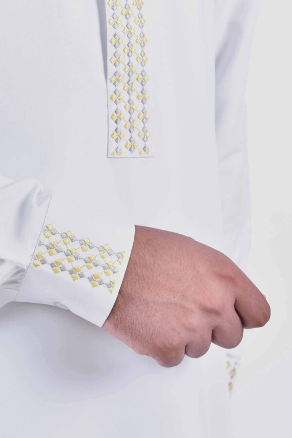 Men's White Thawb With Golden Embroidery - Image 3